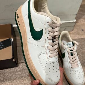 Nike Air Force 1 Low '07 LV8 Vintage en color Sail/Gorge Green/Sesame/Pearl Whit